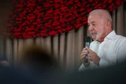 Lula durante a reunião de campanha após o 1º turno das eleições