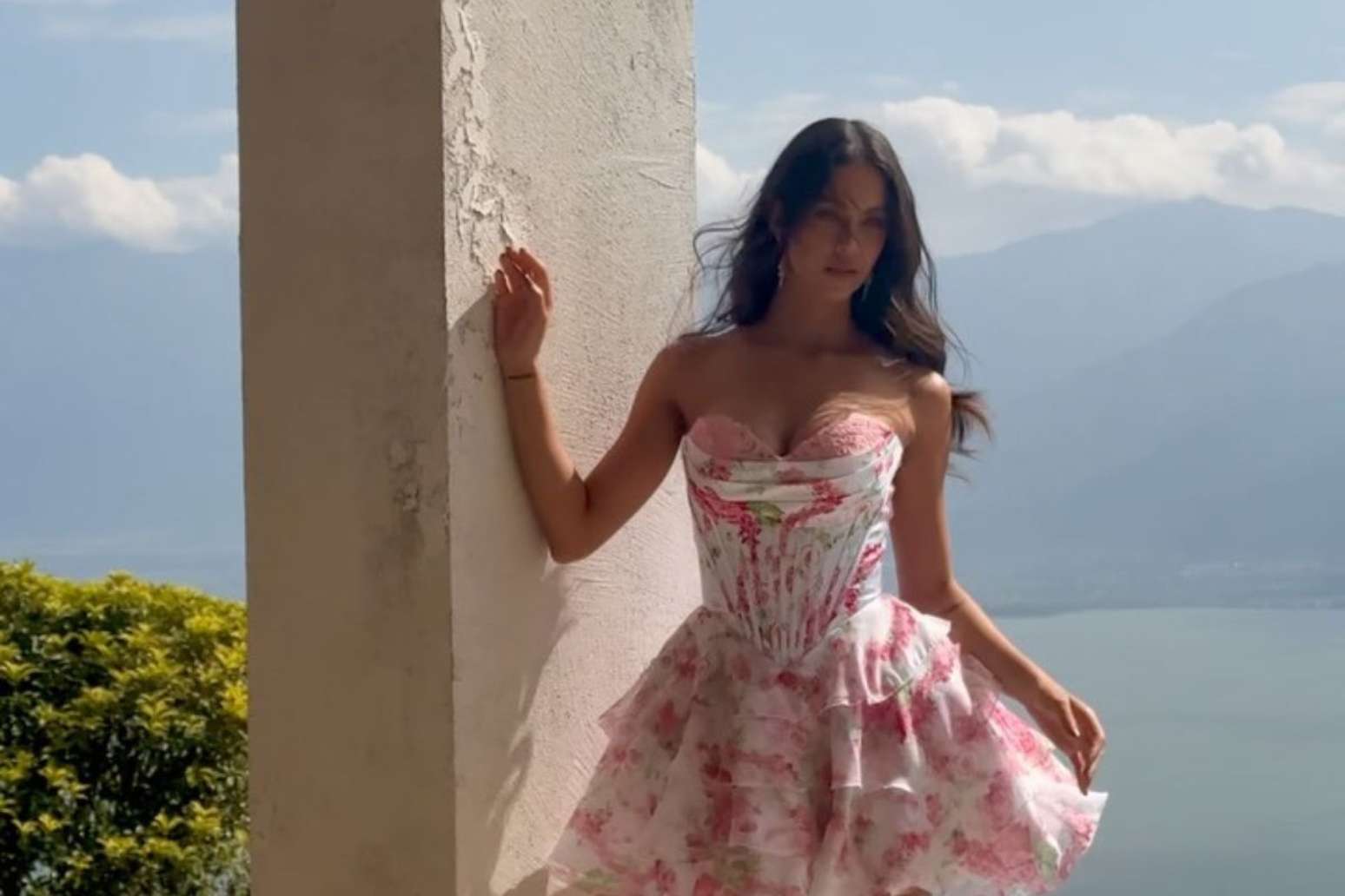 Evellin Nicomedes posa para fotos na China