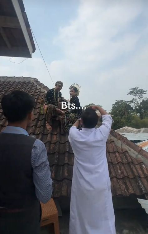 Beredar video viral pengantin mengenakan pakaian adat Jawa nekat berpose di atas genteng. Dedikasi fotografer dan pasangan ini bikin warganet ikut deg-degan.
