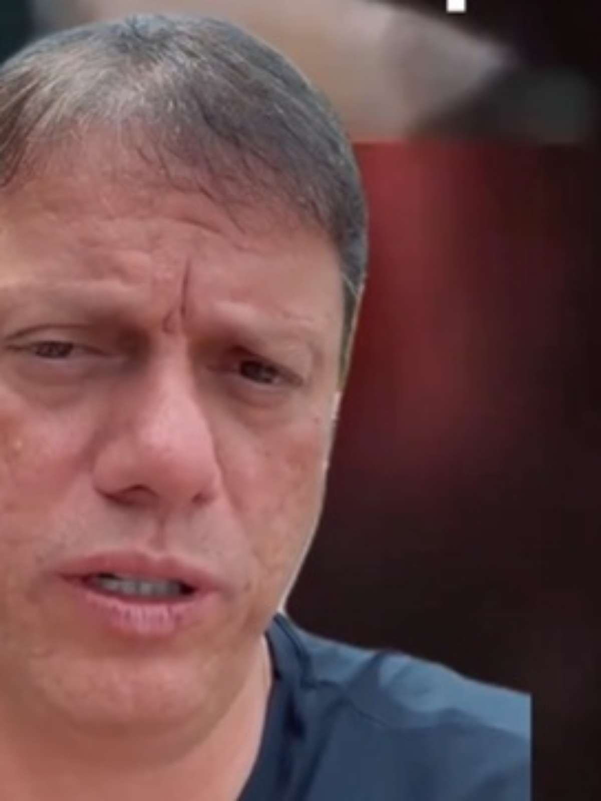 Tarcísio e Flávio compartilham vídeo de jovem usando drogas atribuído falsamente a ato pró-Lula na Paulista