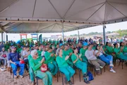 A governadora do DF, Celina Leão, se reuniu com funcionários da área de construção no Alto Mangueiral