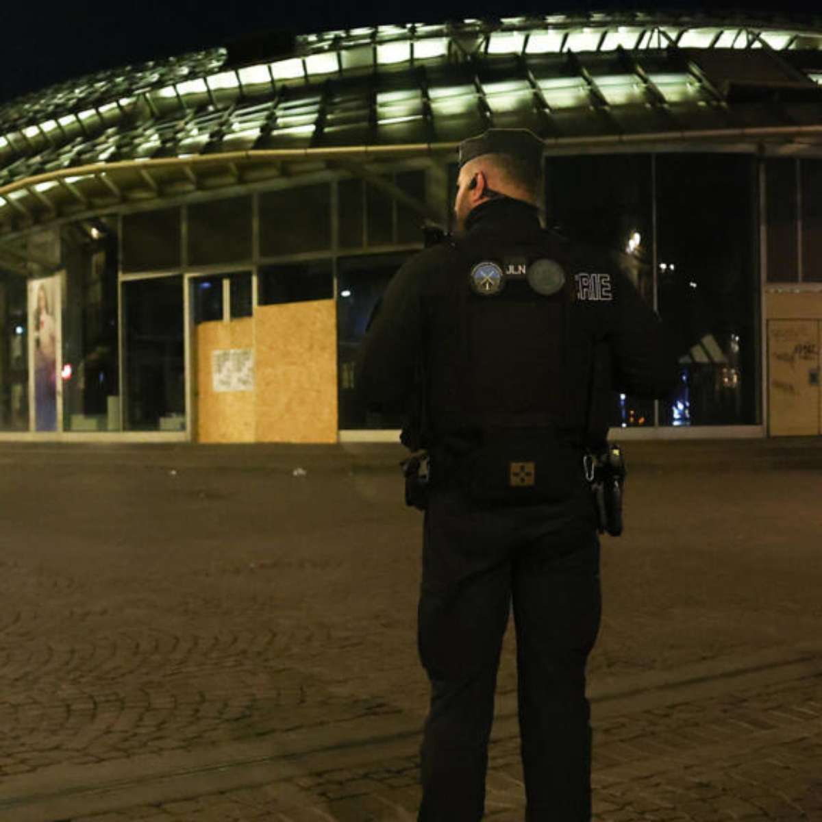 Após segunda noite de toque de recolher, premiê da França se reúne com líderes de sindicatos