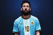 Craque da camisa 10, Lionel Messi posa para foto com a camisa da Argentina