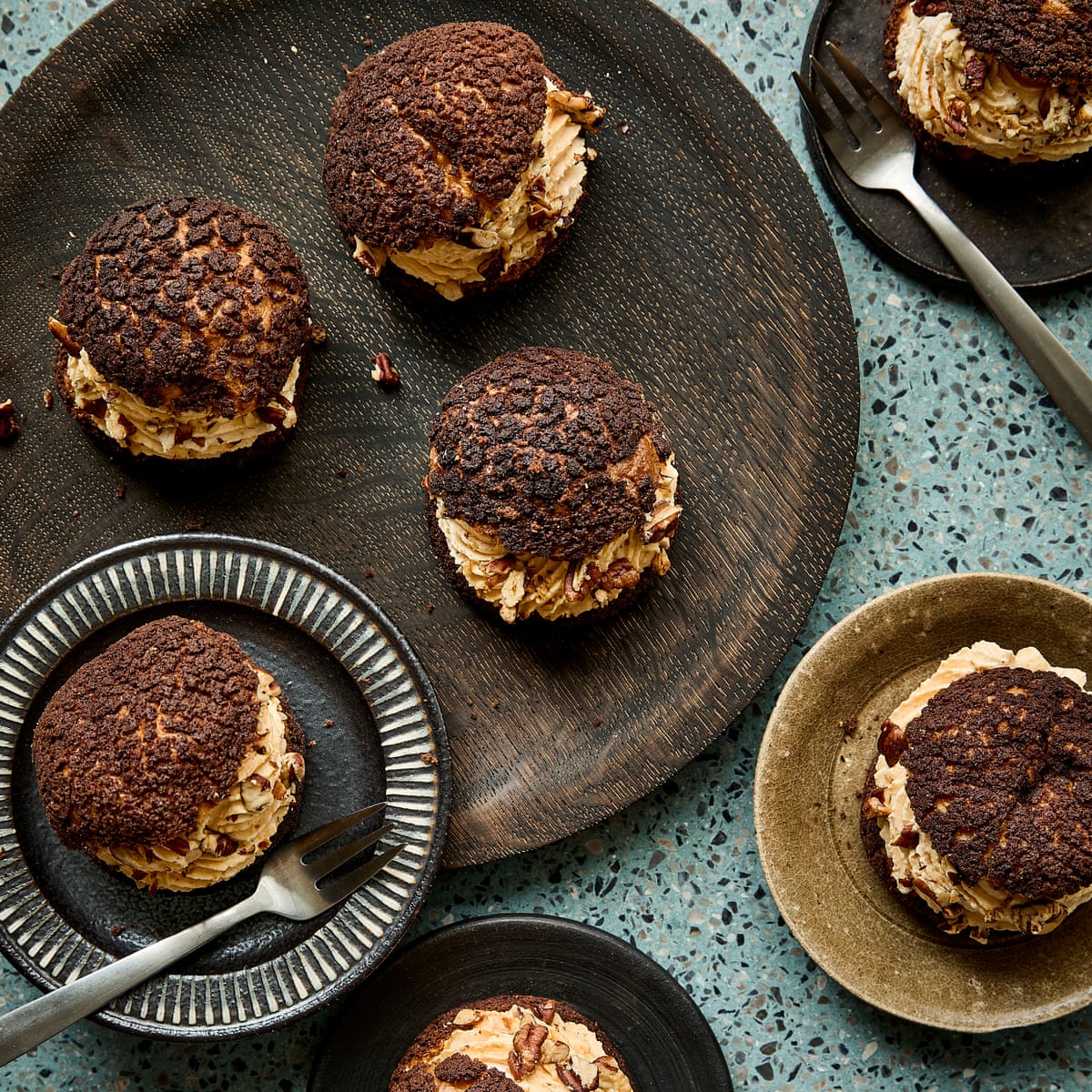 A receita de Benjamina Ebuehi para bolos de choux de chocolate e especiarias de abóbora