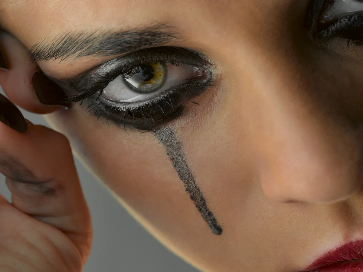 Halloween: maquiador ensina a fazer lágrimas pretas com apenas um produto