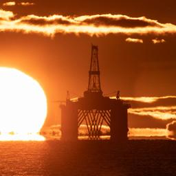 Sonnenaufgang an der britischen Ostküste hinter einer Ölplattform.