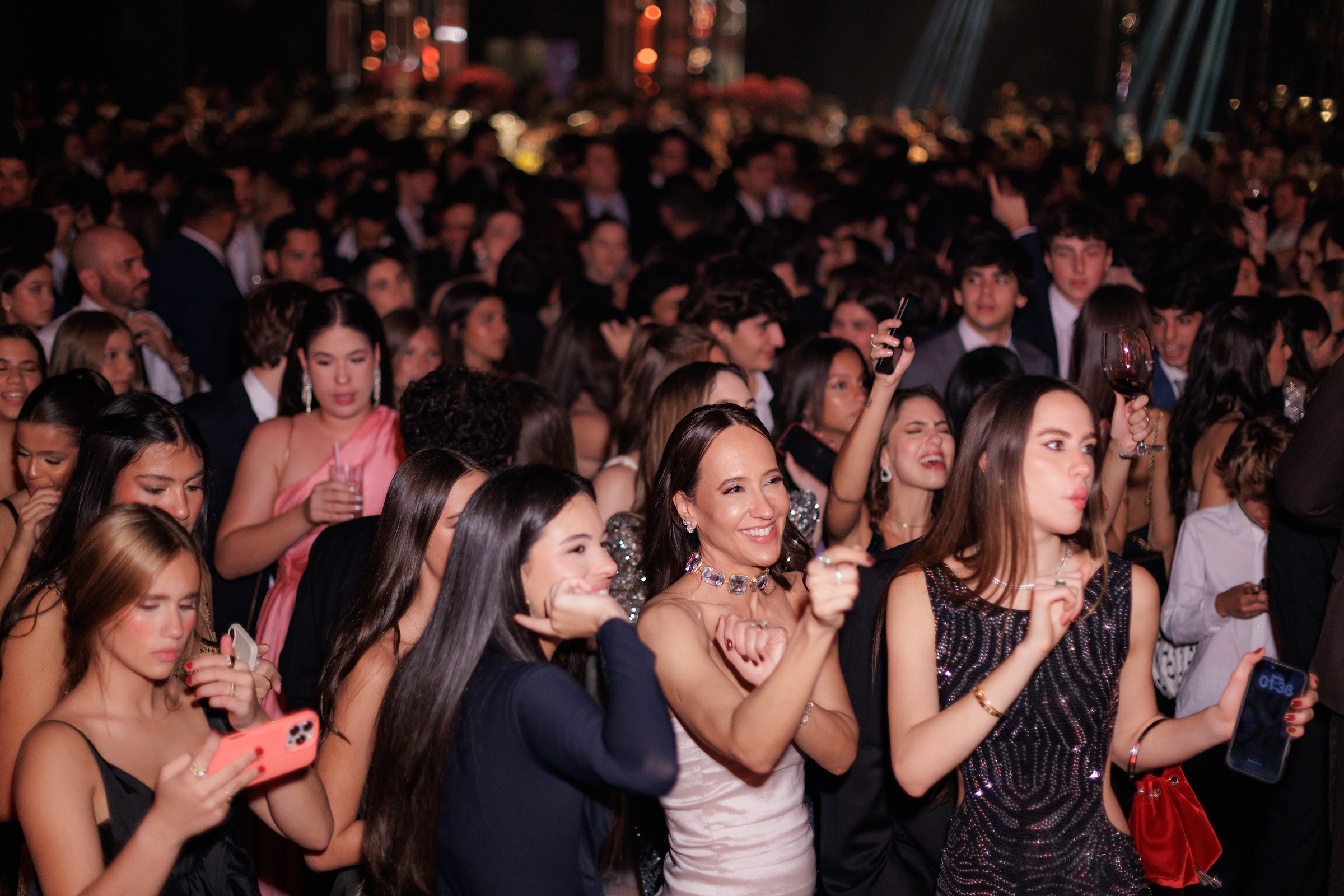 Ilca Maria Estevão exalta 15 anos da filha Marita em festa de gala