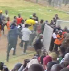 Imagens da confusão de torcedores e jogadores com o árbitro John Sulwe – Foto: Reprodução / Redes sociais / Jogada10
