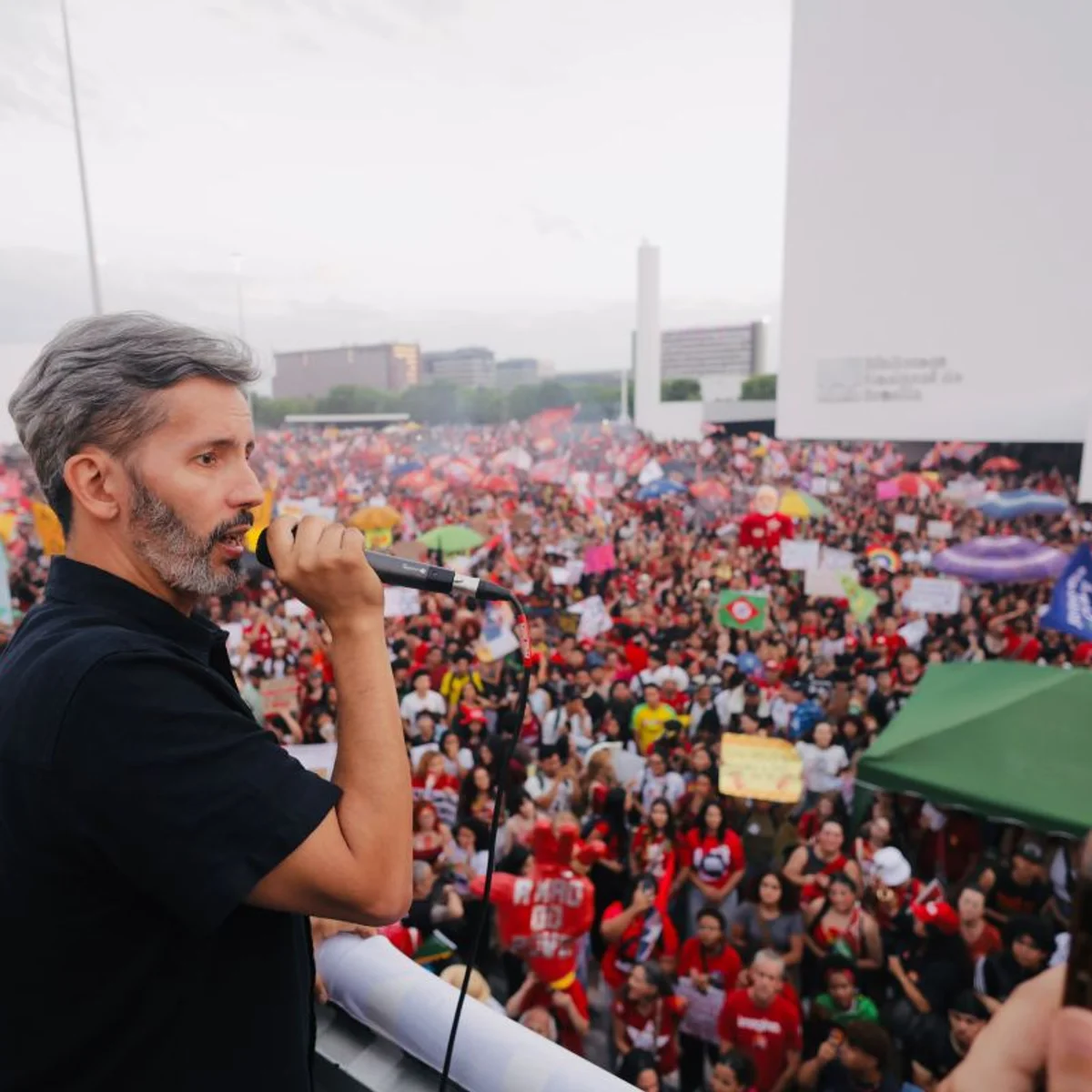 Grass sobre ato de estudantes no Museu da República: "Em defesa do Brasil"