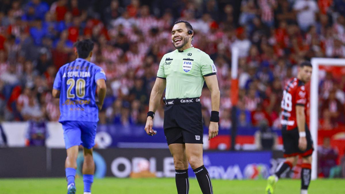 El 'Gato' Ortiz pitará el Chivas vs Atlas, un torneo después de recibir amenazas de muerte