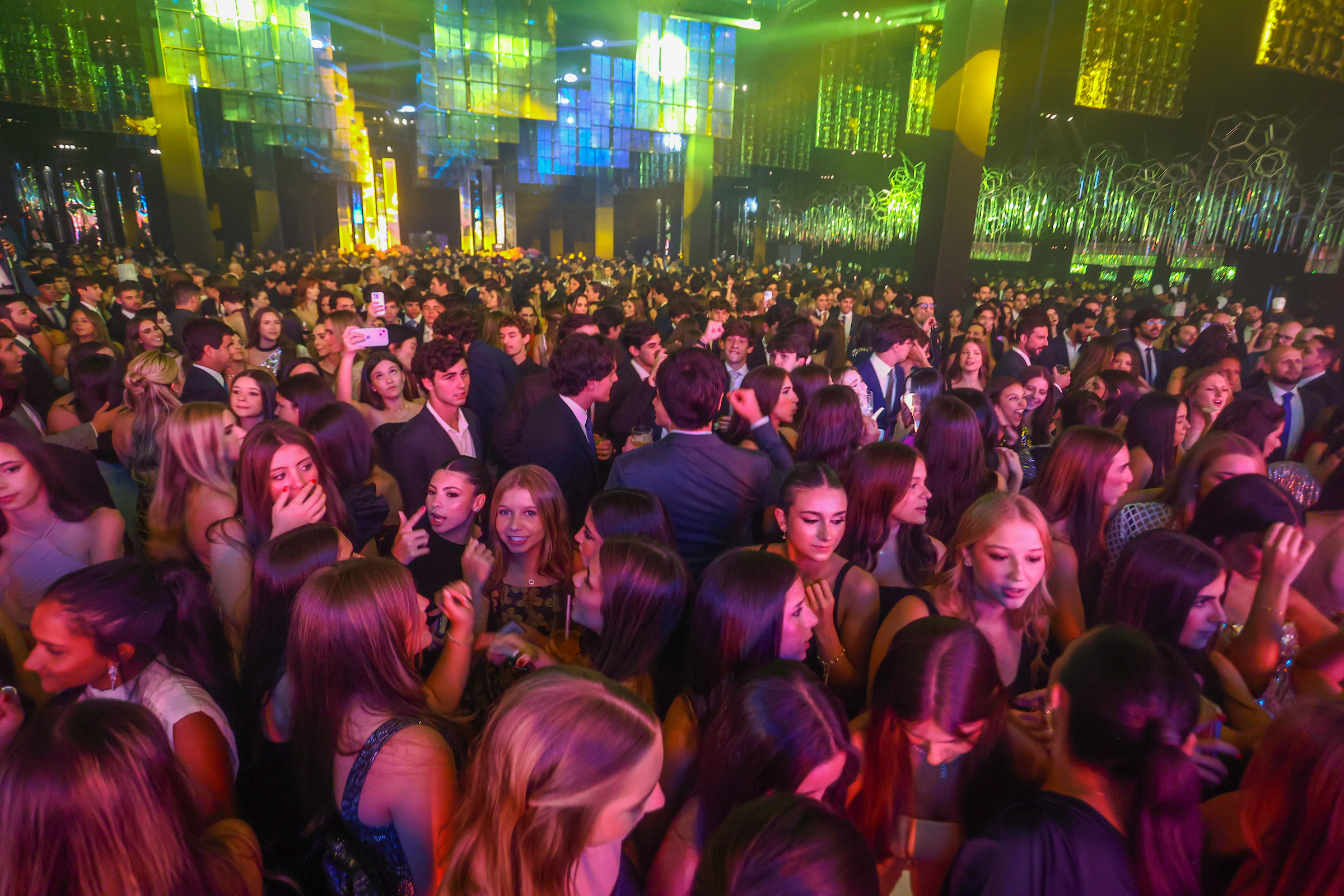 Ilca Maria Estevão exalta 15 anos da filha Marita em festa de gala