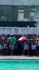 Torcida do Santa Cruz invade piscina do Arruda durante o Globo Esporte