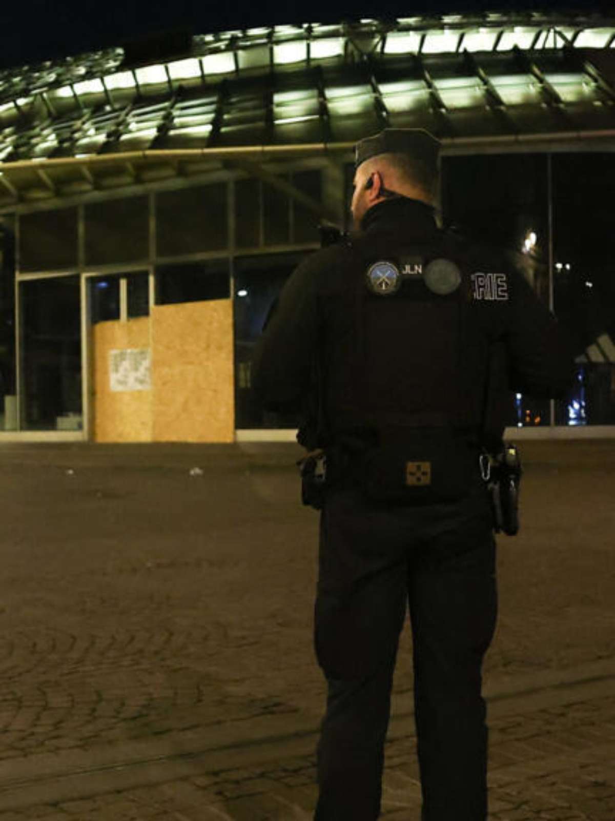 Após segunda noite de toque de recolher, premiê da França se reúne com líderes de sindicatos