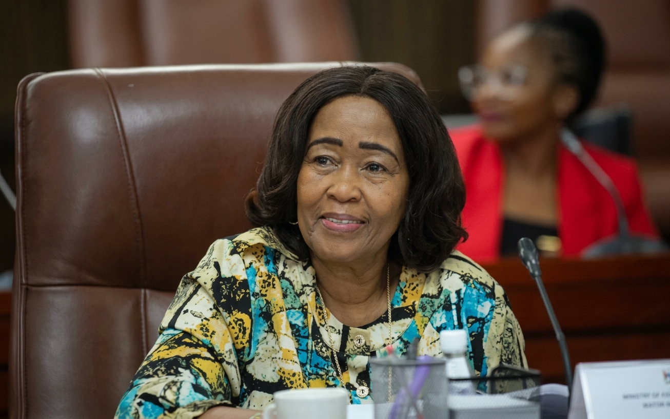 Presidente Nandi-Ndaitwah recebe investimento de N$90 milhões do Namport no esporte e futebol