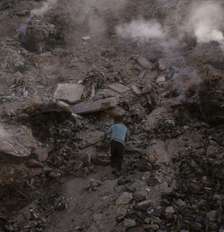 Uma criança em uma montanha de escombros na Cidade de Gaza, em 8 de junho de 2026. Foto: RFI