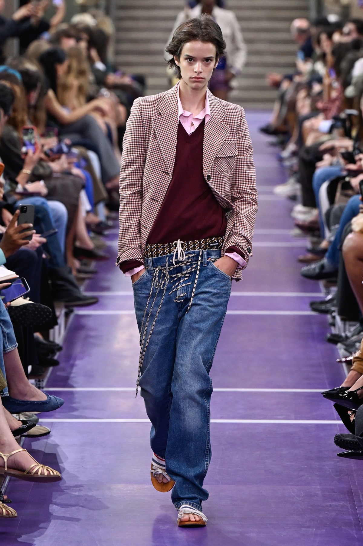 Miu Miu revela parceria com Wrangler e apresenta jeans vintage em Paris
