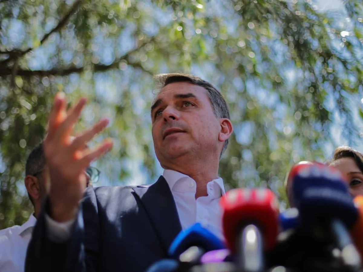 Flávio nega corte na aposentadoria e diz que fará ajuste acima da inflação
