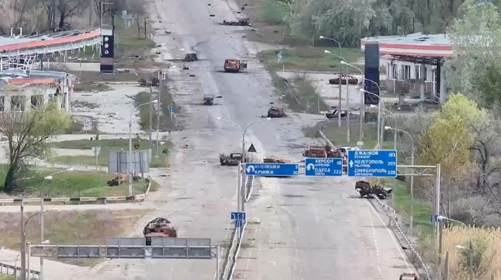 A still image taken from an undated drone video released Sept. 24, shows destroyed vehicles sitting on a street in Oleshky, Kherson Region, Russian-controlled Ukraine. Reuters-Yonhap