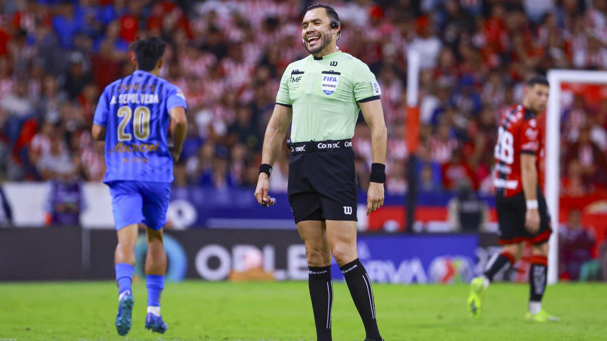 El 'Gato' Ortiz pitará el Chivas vs Atlas, un torneo después de recibir amenazas de muerte