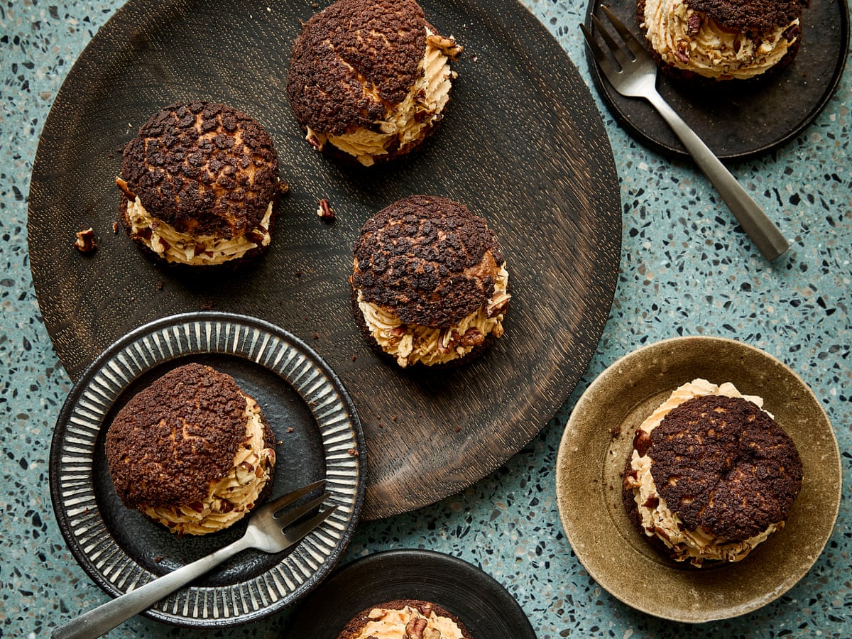 A receita de Benjamina Ebuehi para bolos de choux de chocolate e especiarias de abóbora