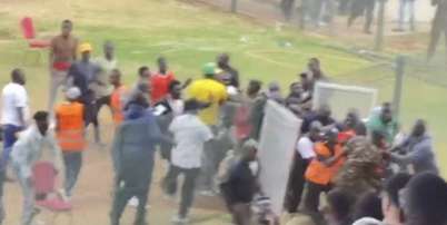 Imagens da confus&atilde;o de torcedores e jogadores com o &aacute;rbitro John Sulwe &ndash; Foto: Reprodu&ccedil;&atilde;o / Redes sociais / Jogada10