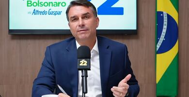 Flávio Bolsonaro reproduz vídeo de apoio de Cury e diz que ideias dos dois são parecidas