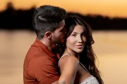 Arthur Aguiar e Jheny Santucci posam em clima romântico