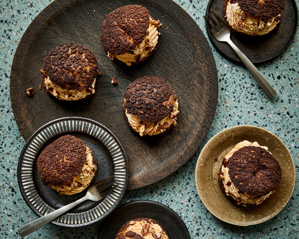 A receita de Benjamina Ebuehi para bolos de choux de chocolate e especiarias de abóbora
