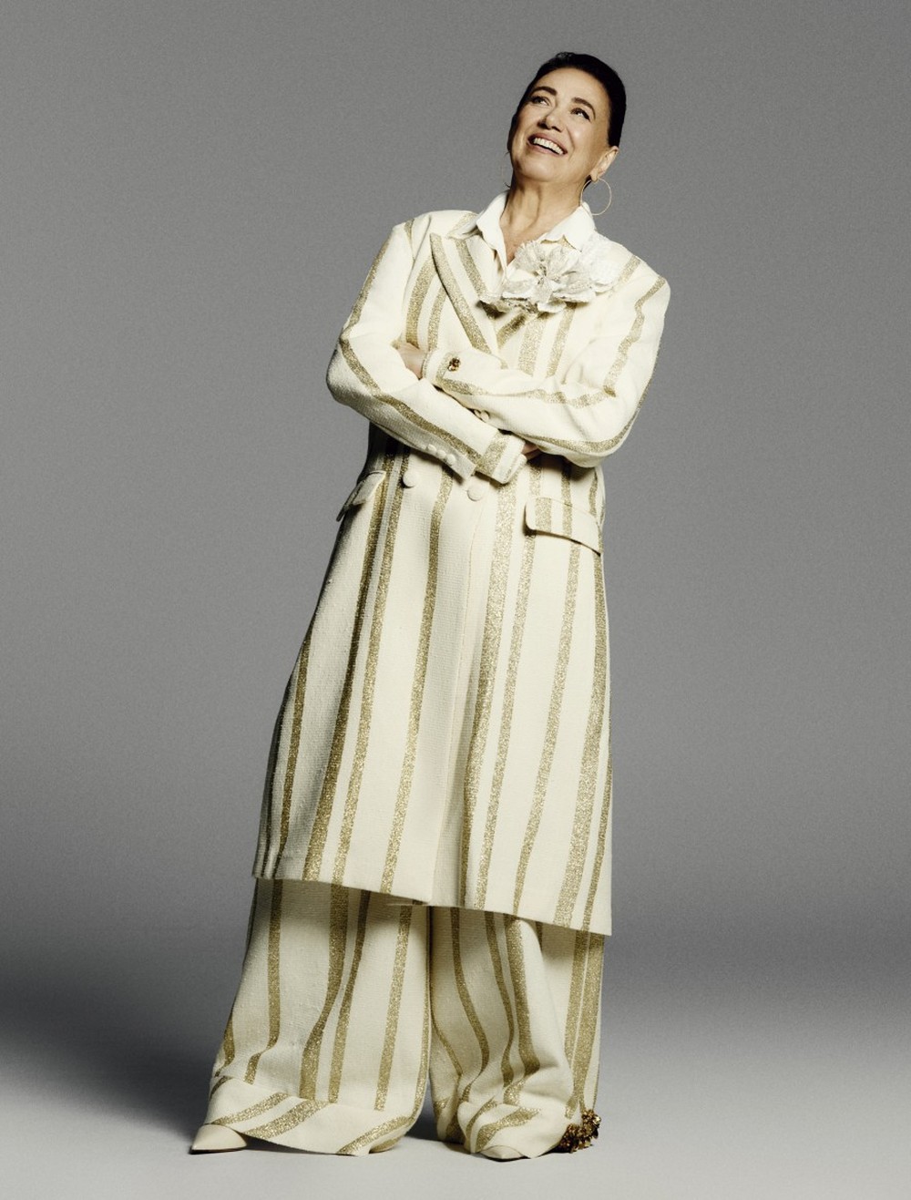 A atriz veste sobretudo e calça APT 03, camisa Carol Bassi, brincos Carla Amorim e sapatos Alexandre Birman — Foto: Mateus Augusto Rubim