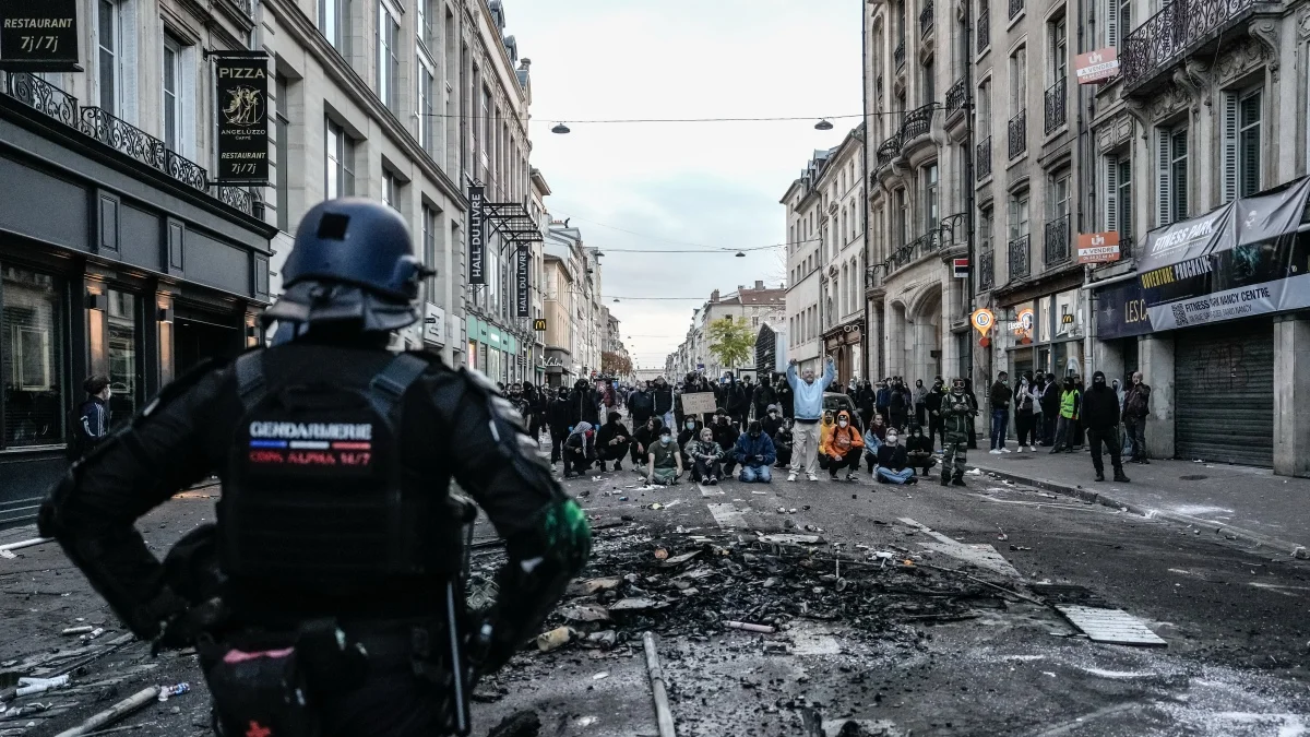 França: ministro da Justiça admite falhas após fim de semana de violência