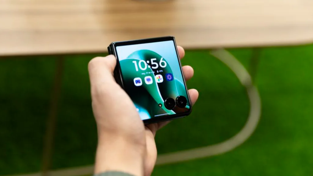 Motorola Razr 60 fica em 12x de R$ 249,99 em oferta imperdível