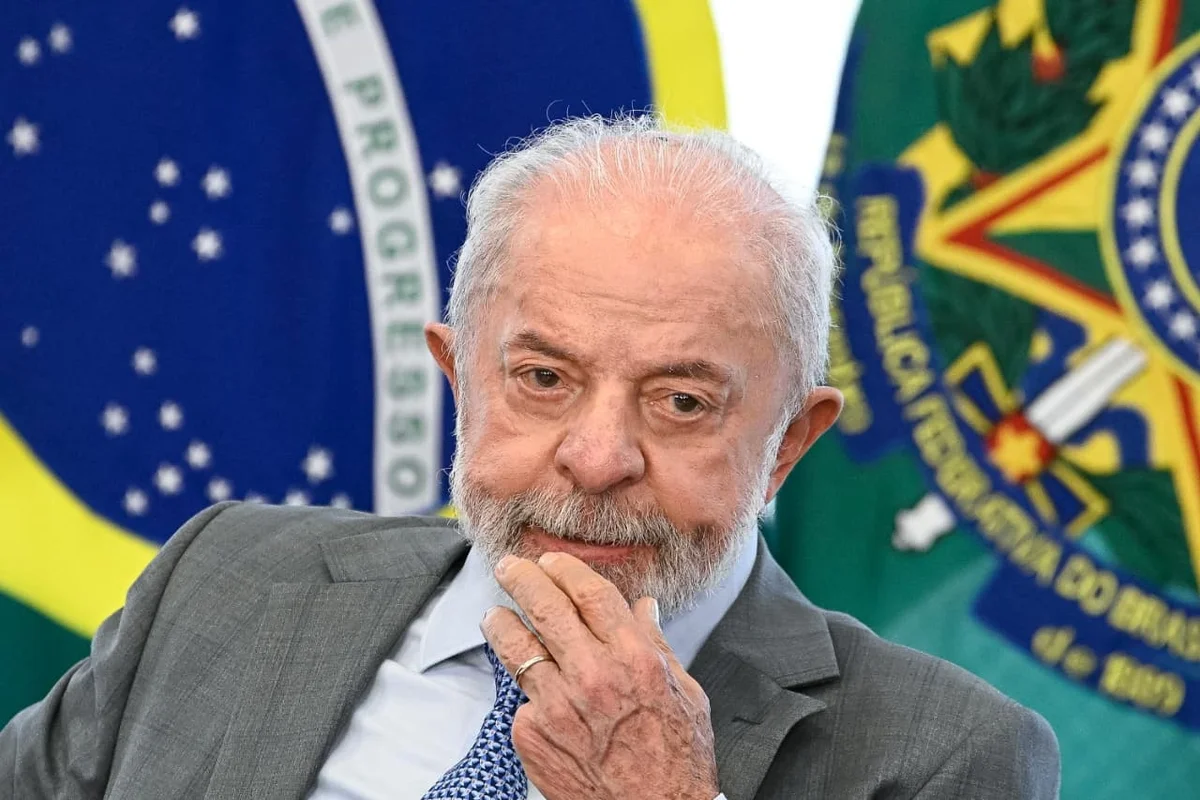 Lula avalia mudar Secom e chamar João Santana para campanha no 2º turno