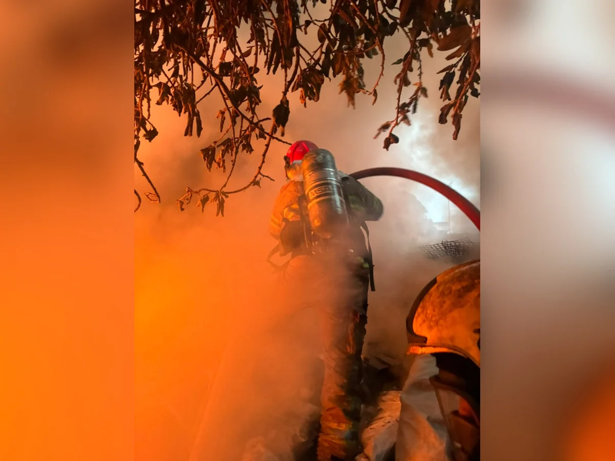 Incêndio atinge depósito de recicláveis e assusta moradores em BH