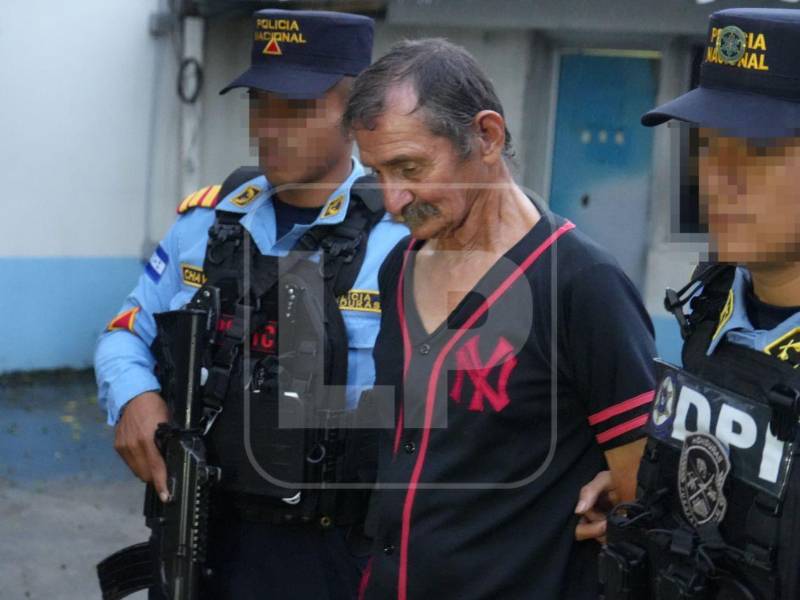 Policía lleva a Marco Antonio Ávila Castellanos a los juzgados sampedranos.