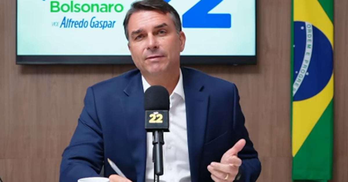 Flávio Bolsonaro reproduz vídeo de apoio de Cury e diz que ideias dos dois são parecidas