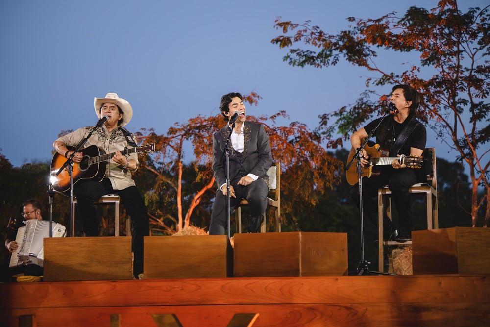Chitãozinho & Xororó levam 'Meninos de Roça' ao palco com Mayck & Lyan e Sâmi Rico — Foto: Divulgação