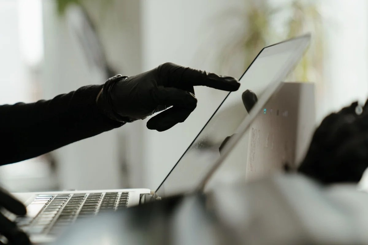 Golpes digitais estão mais realistas: especialista ensina como se proteger