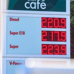 Kraftstoffpreise auf einer Anzeigetafel an einer Tankstelle.