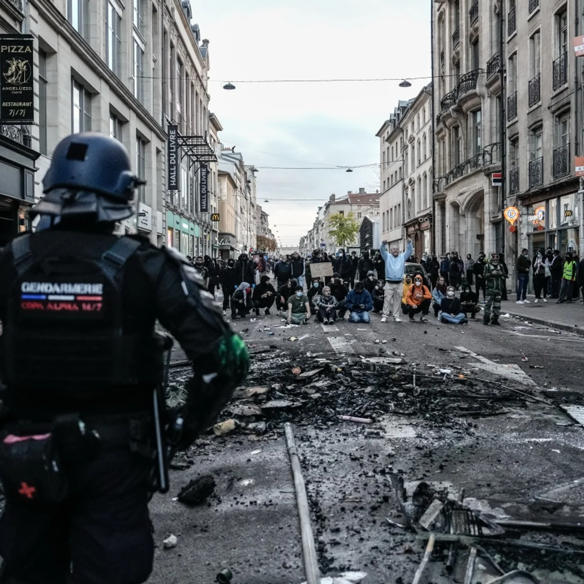 França: ministro da Justiça admite falhas após fim de semana de violência
