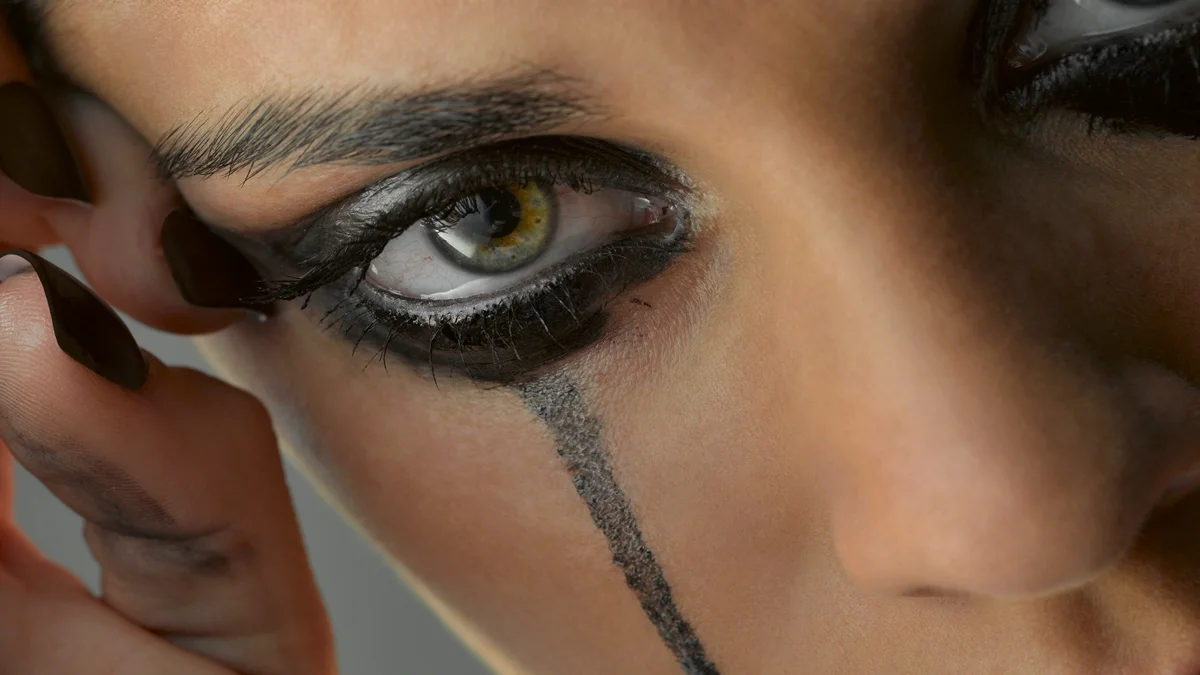 Halloween: maquiador ensina a fazer lágrimas pretas com apenas um produto