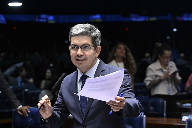 Líder do governo no Congresso, Randolfe fica sem mandato a partir de 2027